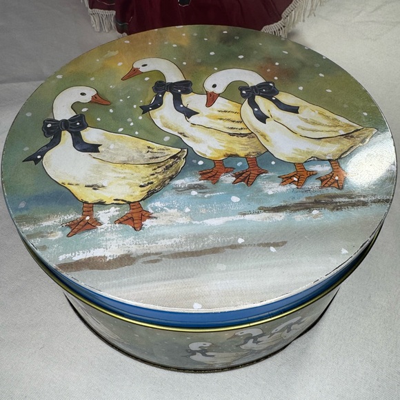 Iconic Vintage 1980s Winter Geese Collectable Round Tin | Cottagecore Farmhouse - Picture 9 of 12